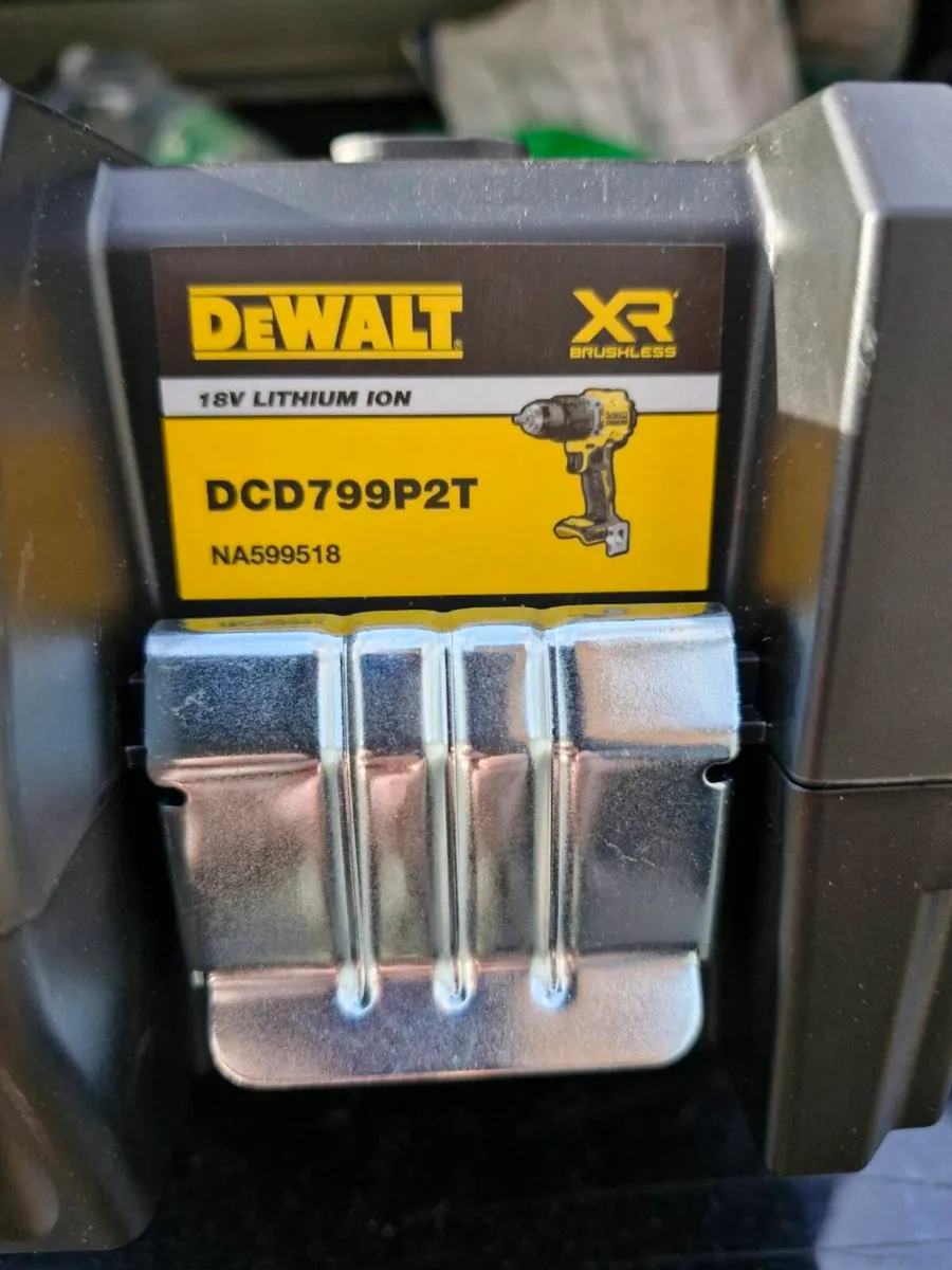 Dealt combi drill with 2 5 amp batteries - Image 2