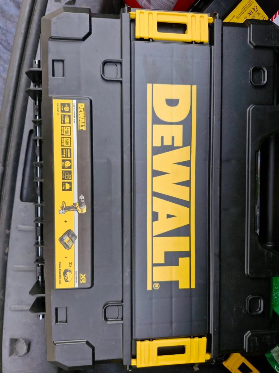 Dealt combi drill with 2 5 amp batteries - Image 3