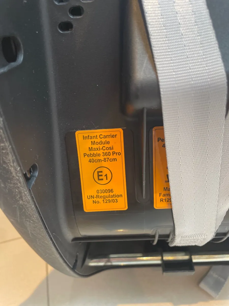 Maxi Cosi 360 car seat - Image 3