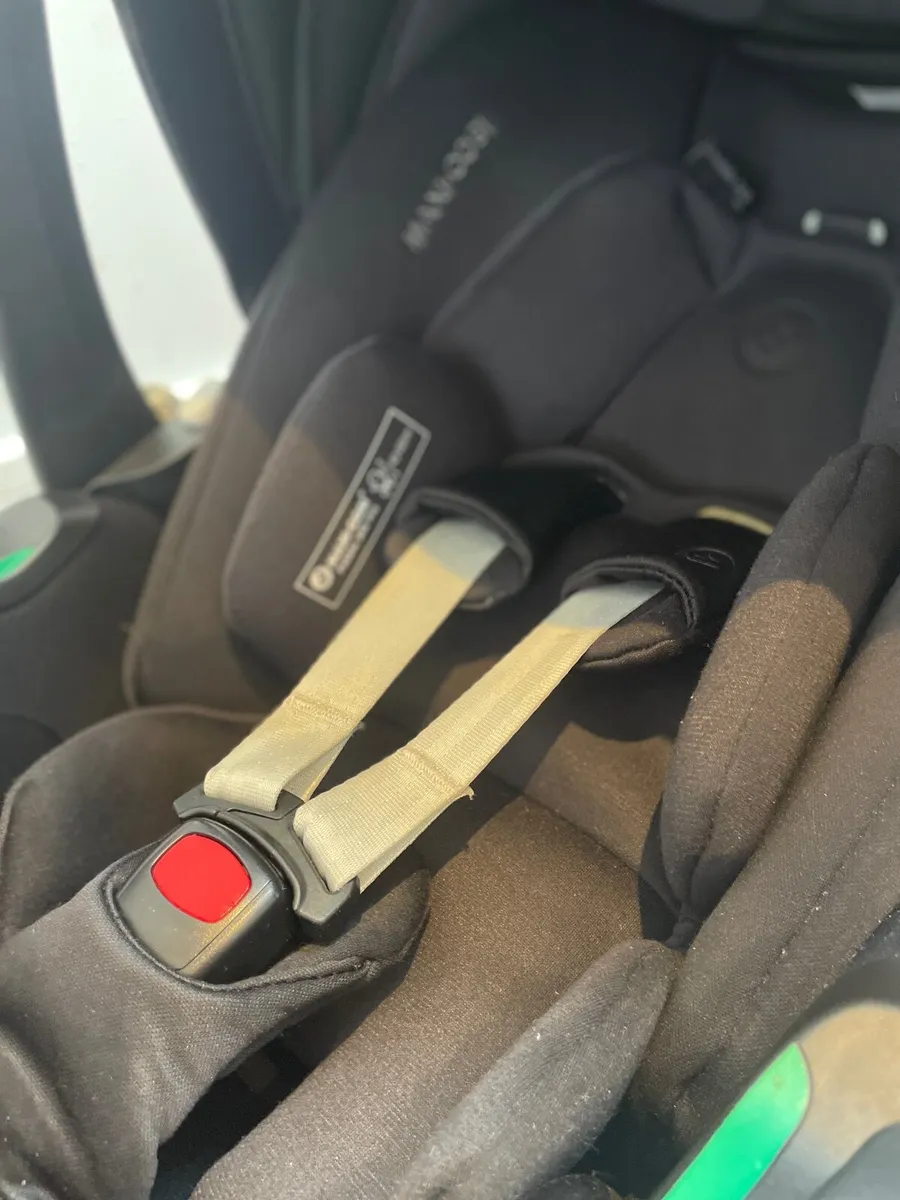 Maxi Cosi 360 car seat - Image 4