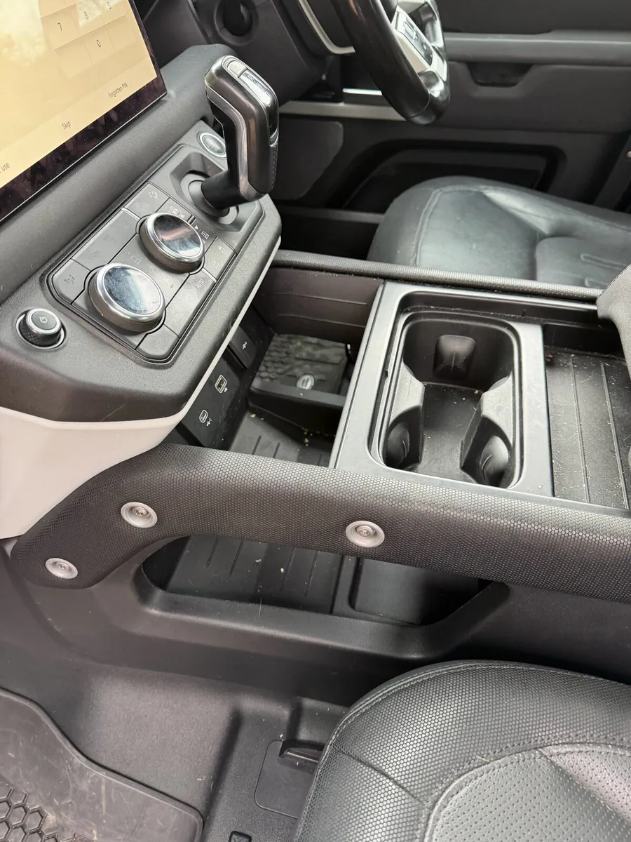 Defender accessories kit - Image 1