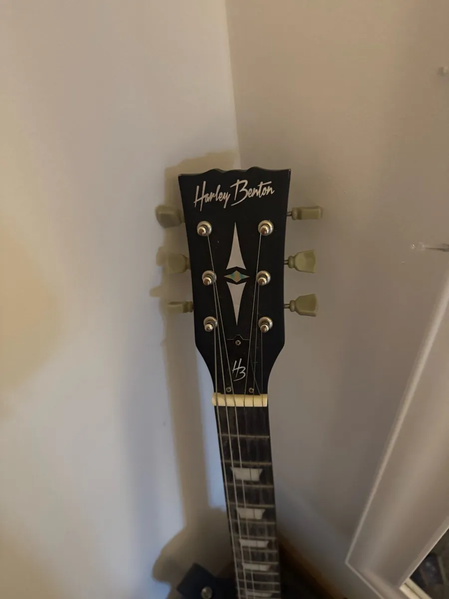 Electric guitar - Image 1