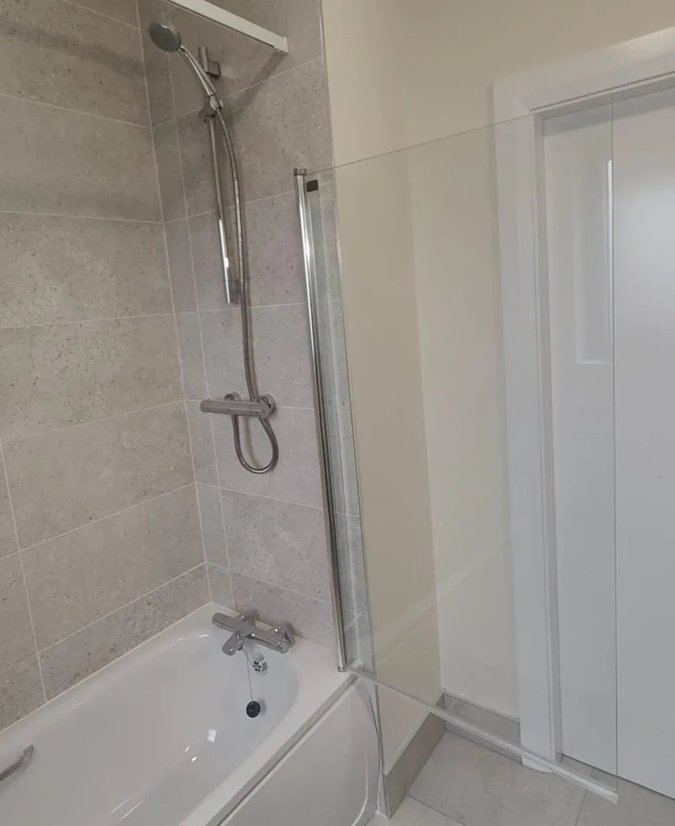 Bathtub with shower - Image 4