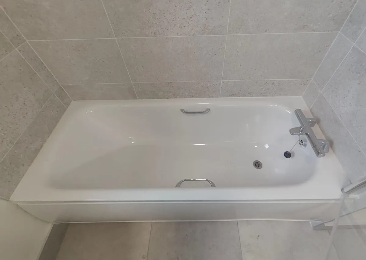 Bathtub with shower - Image 2