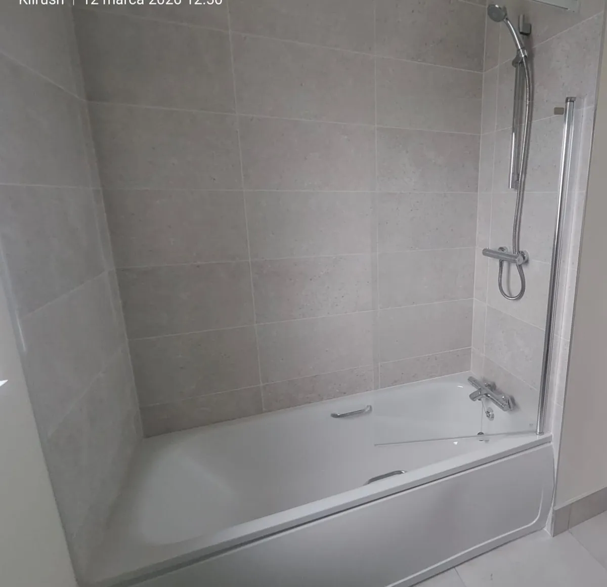 Bathtub with shower - Image 1