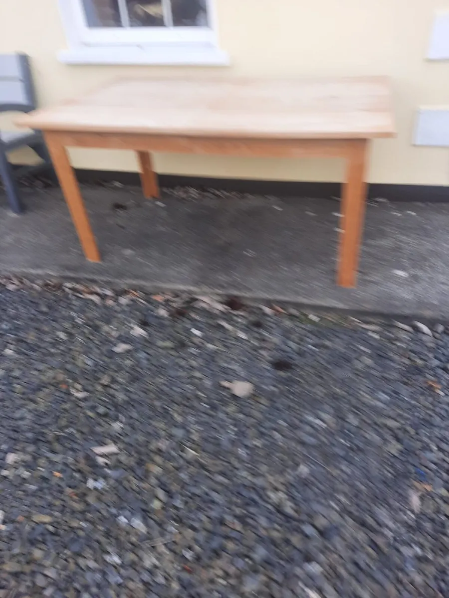 Kitchen table - Image 1