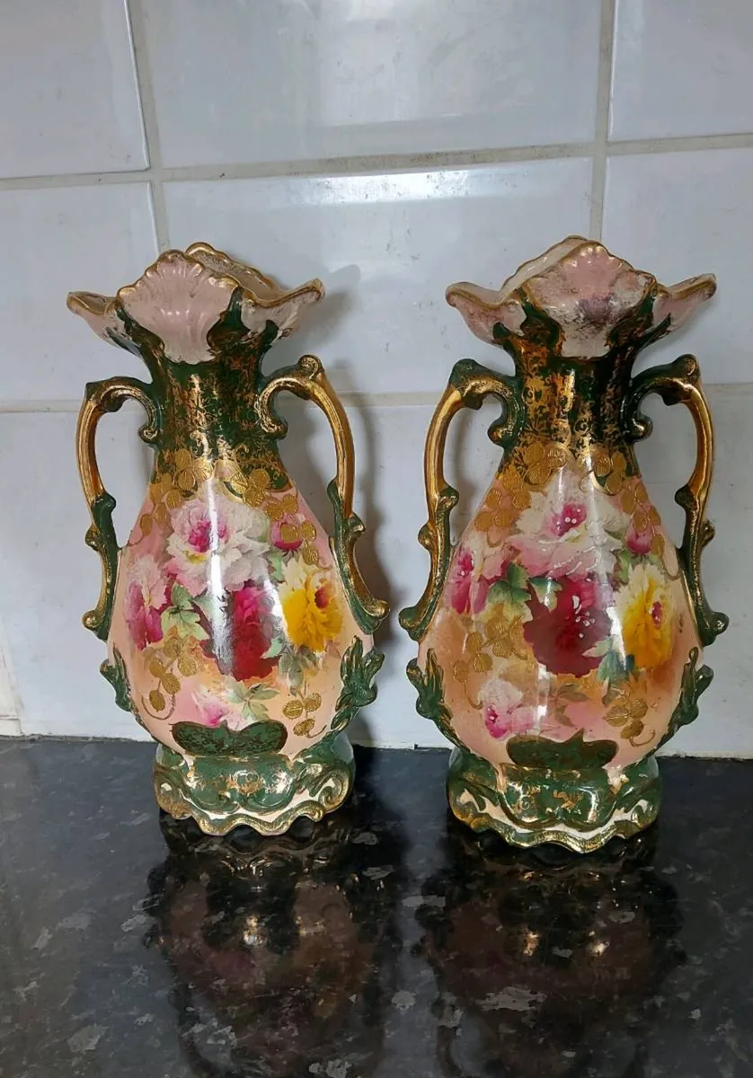 Beautiful pair of antique mantel vases - Image 1