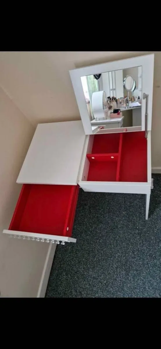 Vanity Table - Image 3