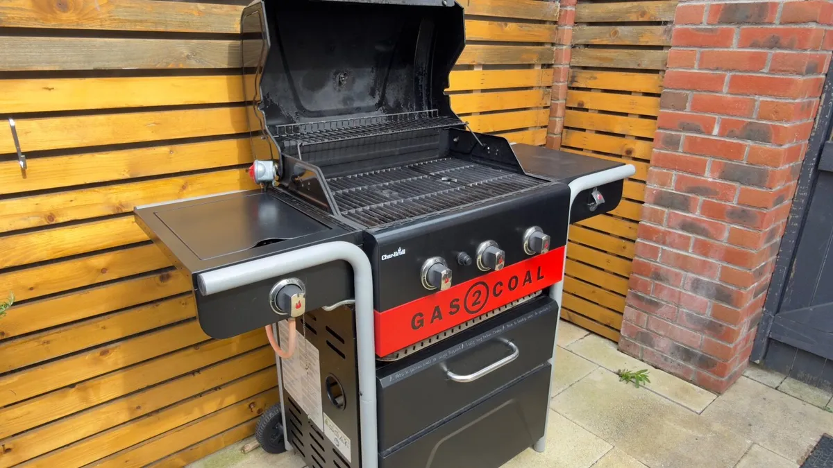 Charbroil Gas2Coal barbecue - Image 1