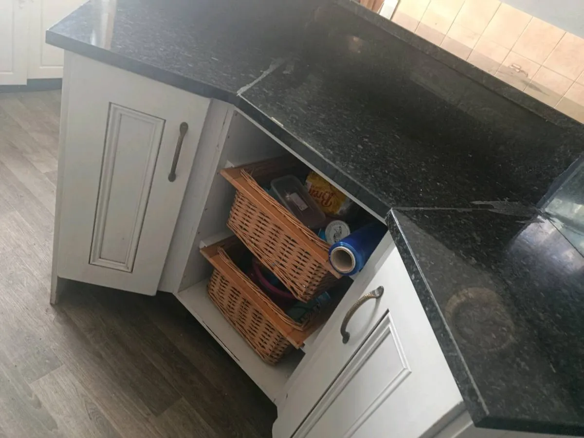 Kitchen Island and bar stools - Image 1