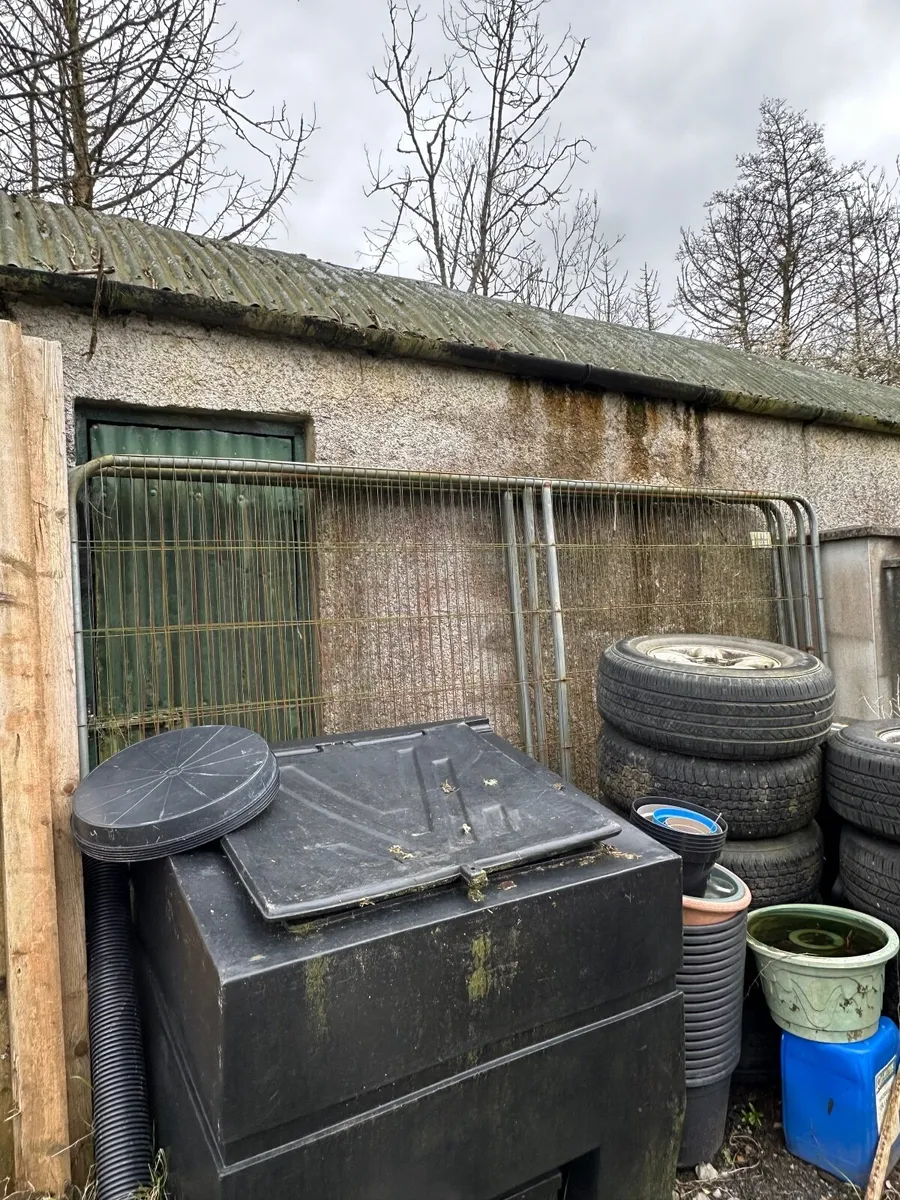 4 harris fencing panels & 1 foot - Image 1