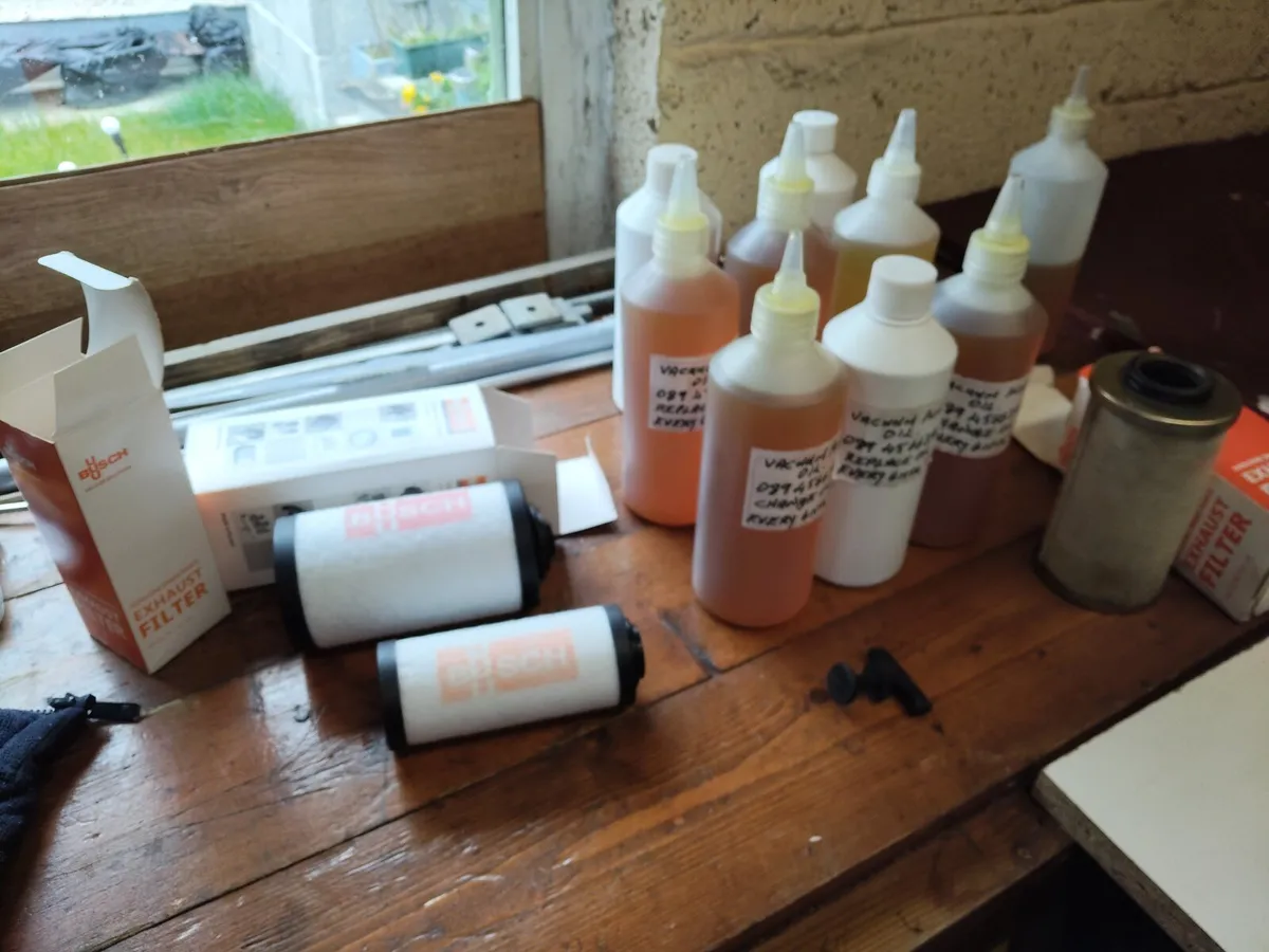 Vacuum pump filters and 8 bottles of oil - Image 1