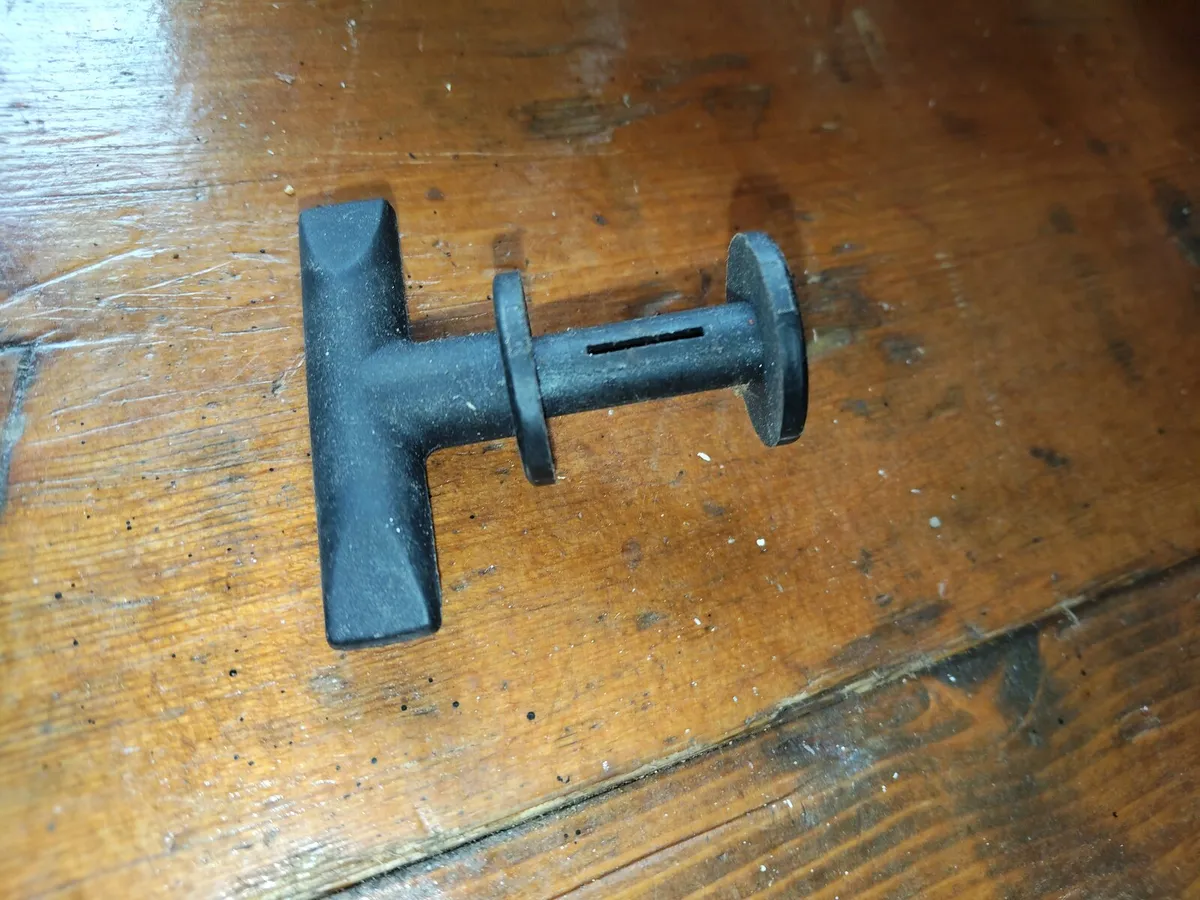 Vacuum pump filters and 8 bottles of oil - Image 4