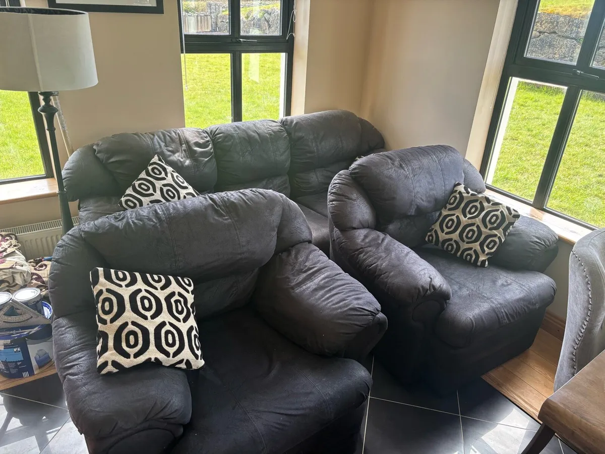 Three piece of furniture. - Image 2