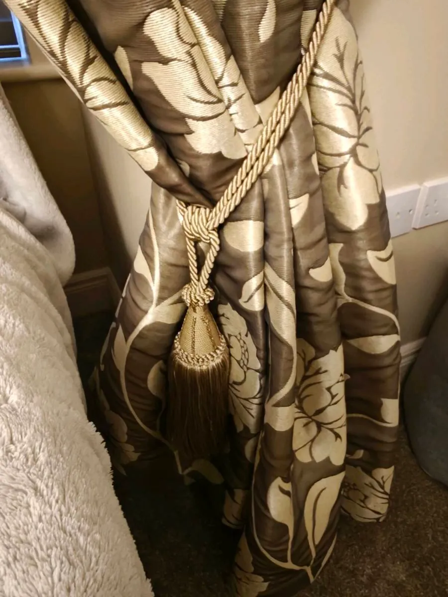 Beautiful 90 x 90 curtains,pole and tiebacks - Image 3