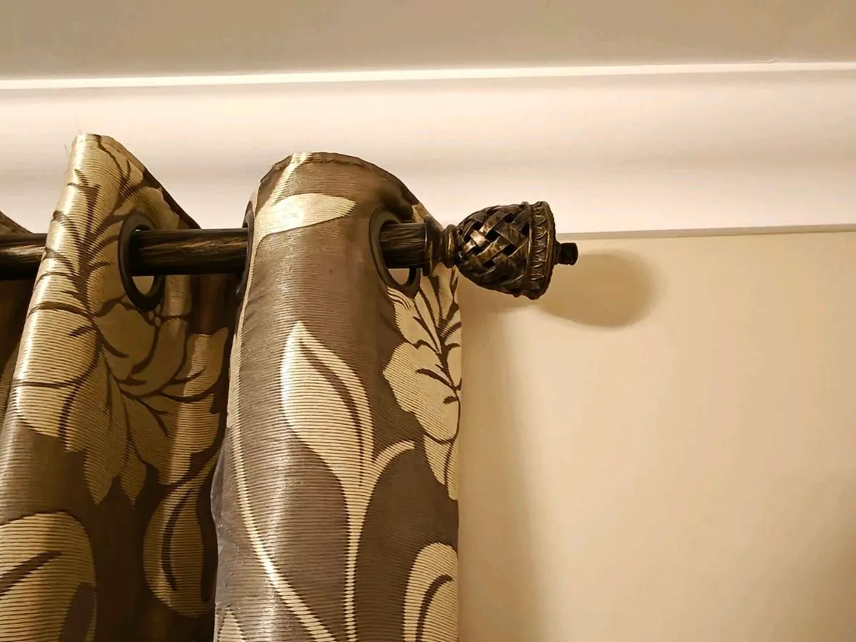 Beautiful 90 x 90 curtains,pole and tiebacks - Image 4