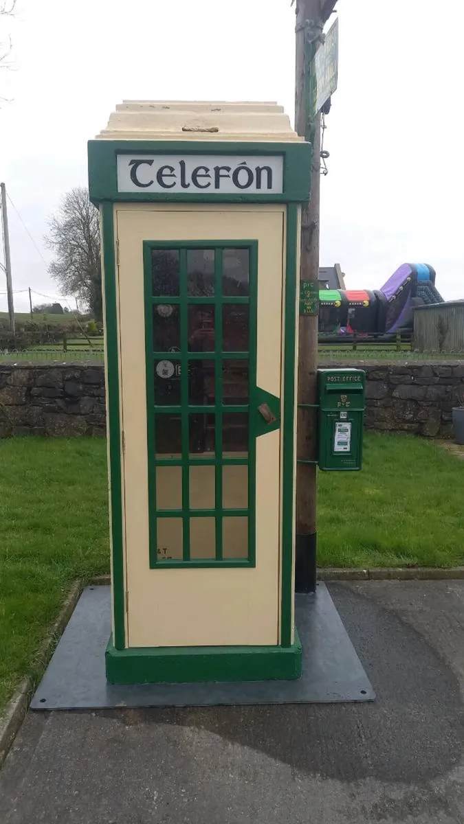 Old telephone box - Image 2