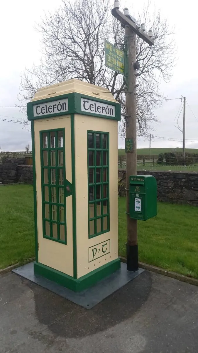 Old telephone box - Image 1