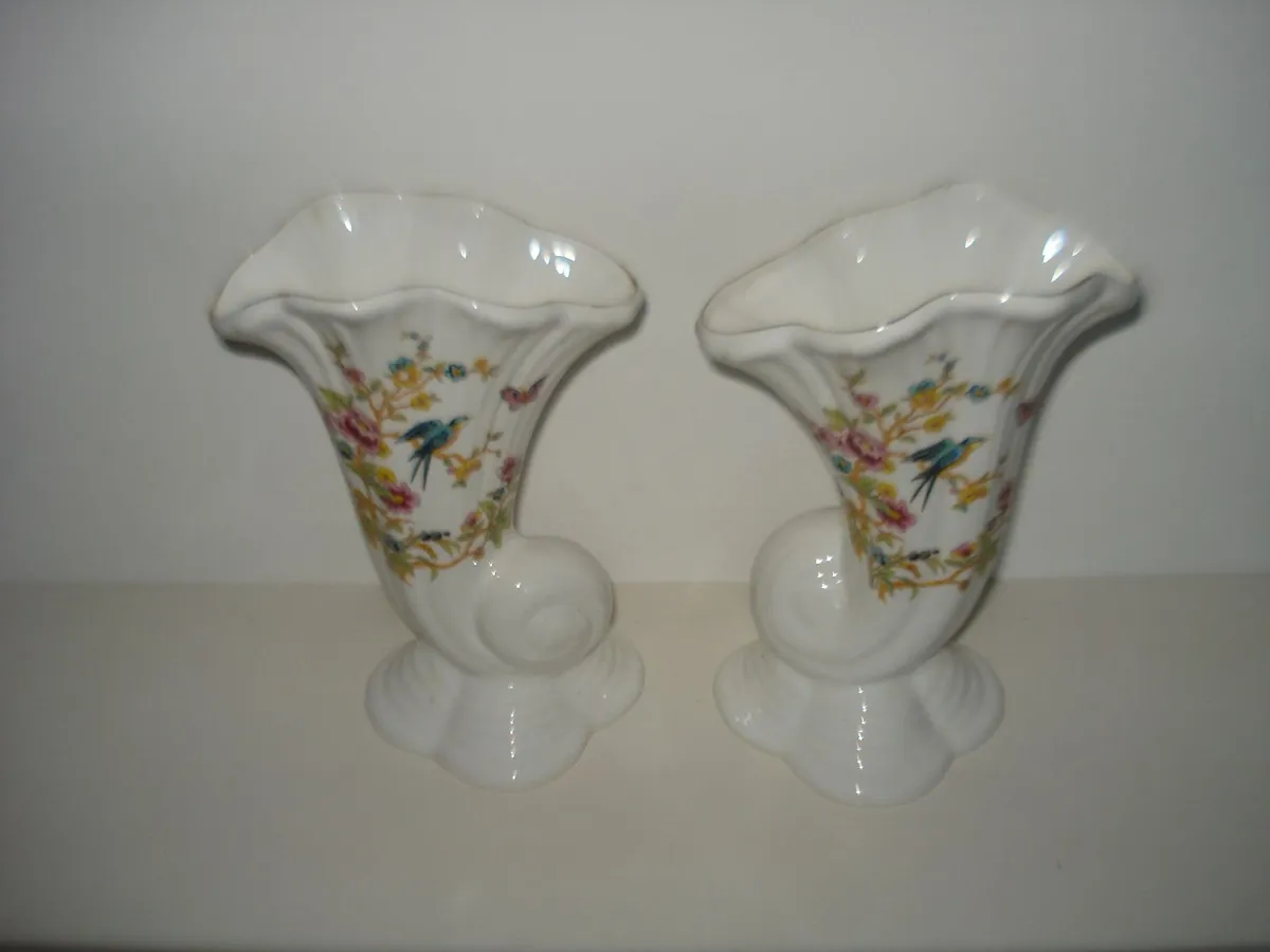 4 BALLYPOREEN  FINE BONE CHINA CORNUCOPIA VASES. - Image 2