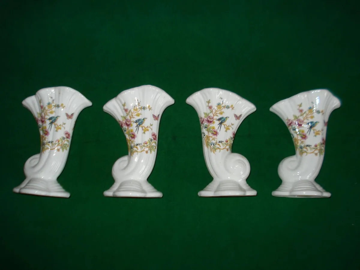 4 BALLYPOREEN  FINE BONE CHINA CORNUCOPIA VASES. - Image 1