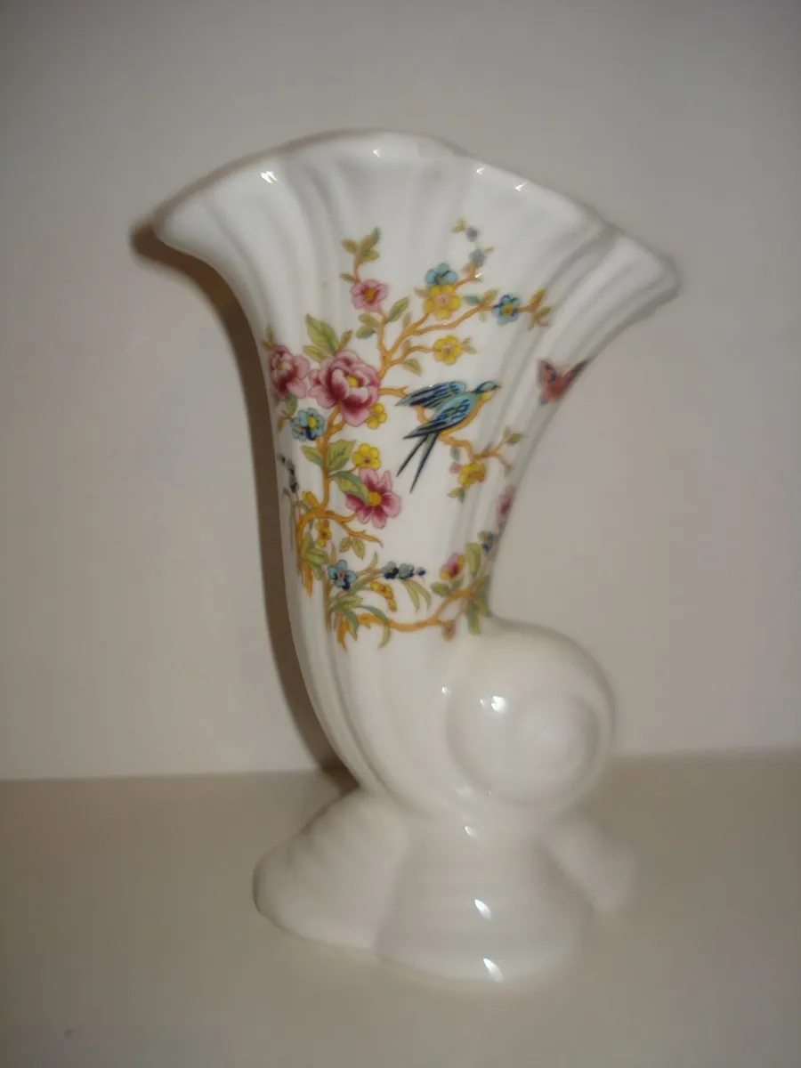 4 BALLYPOREEN  FINE BONE CHINA CORNUCOPIA VASES. - Image 4