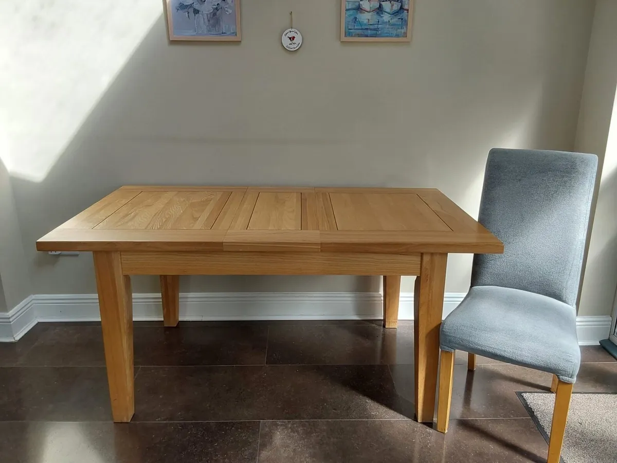 Extendable Dining Table and 8 chairs - Image 4