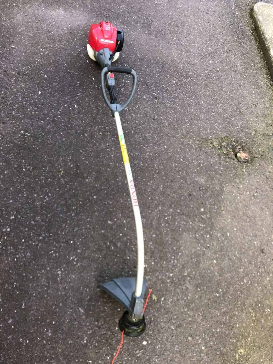 Honda 4 stroke Petrol strimmer - Image 1