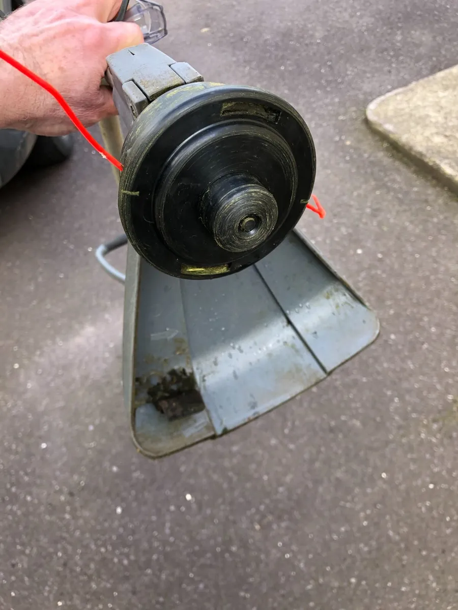 Honda 4 stroke Petrol strimmer - Image 4