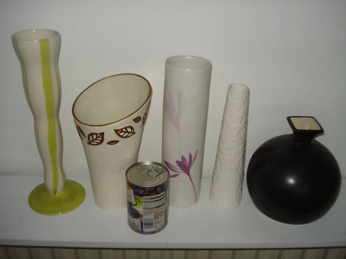 5 CERAMIC ASSORTED VASES. - Image 1