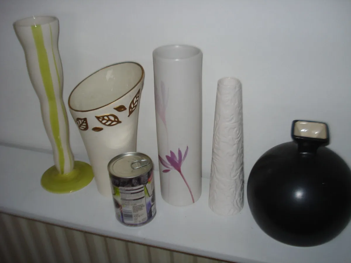 5 CERAMIC ASSORTED VASES. - Image 2