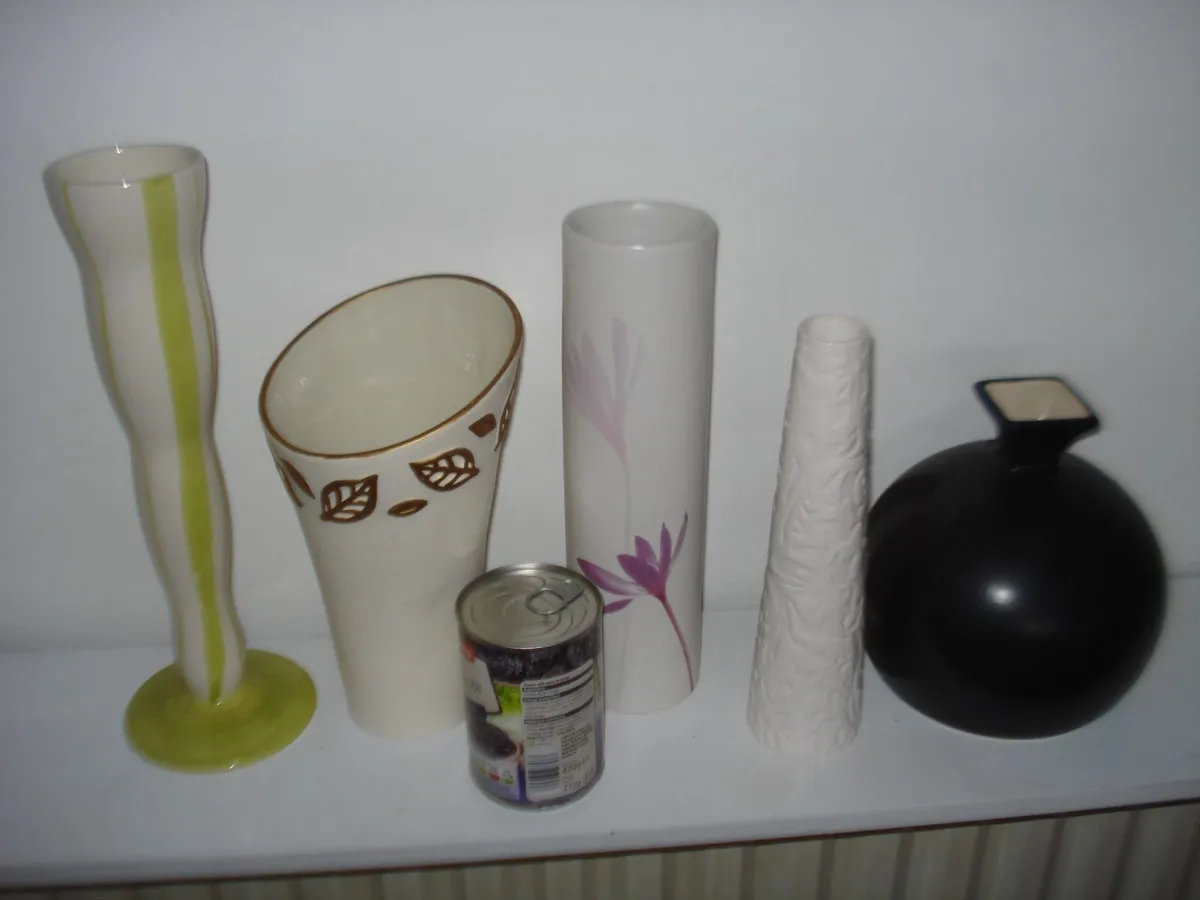 5 CERAMIC ASSORTED VASES. - Image 3