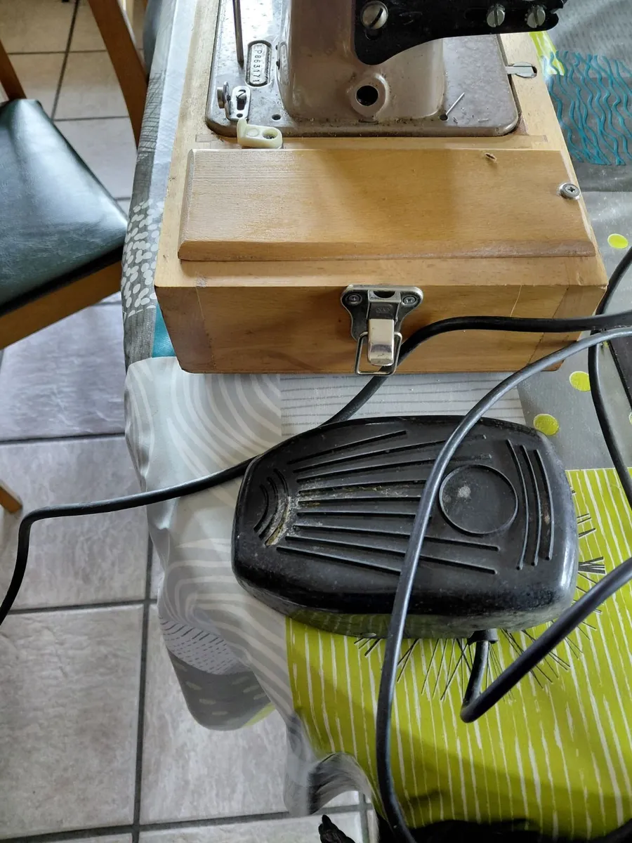Singer sewing machine - Image 2