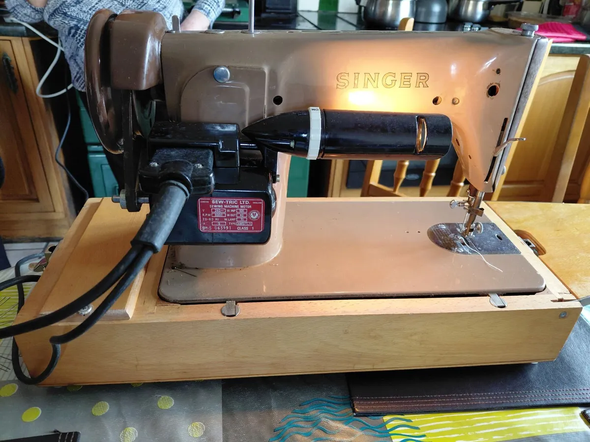 Singer sewing machine - Image 3