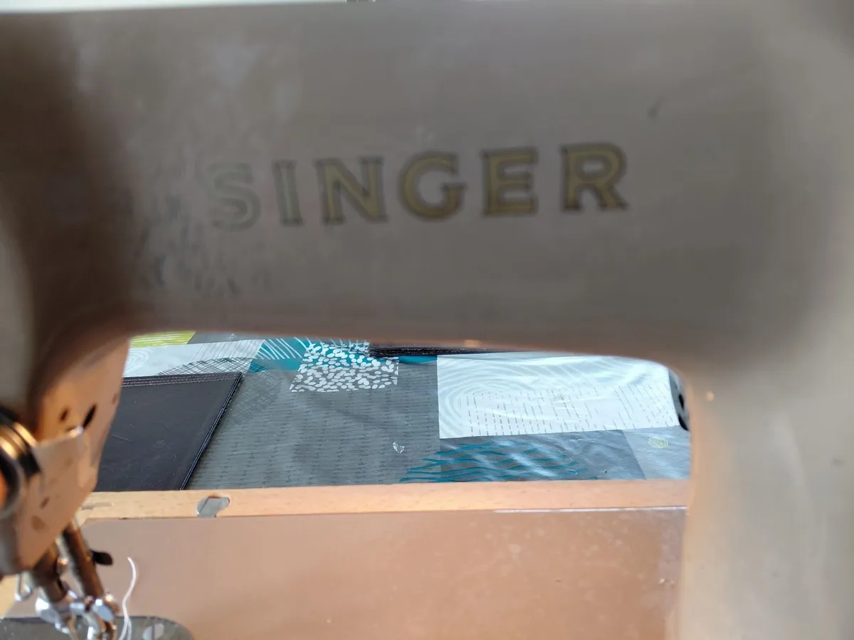 Singer sewing machine - Image 4