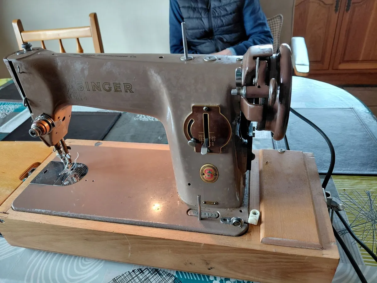 Singer sewing machine - Image 1