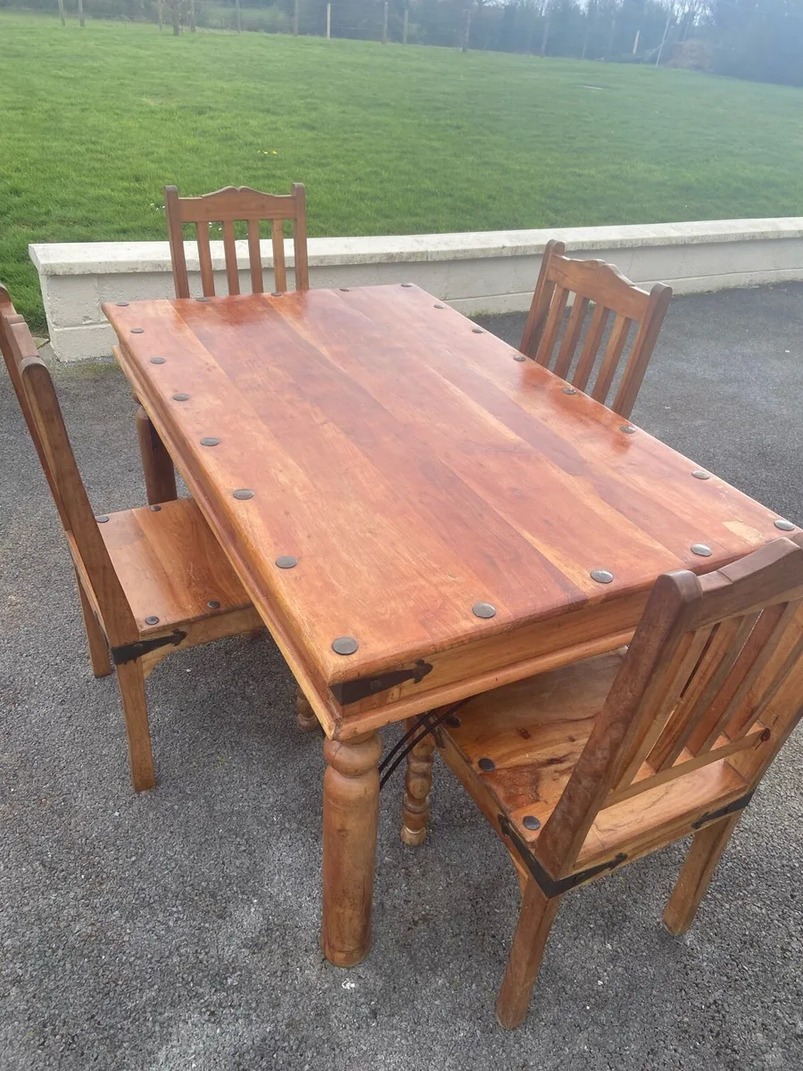 Table and chairs - Image 1