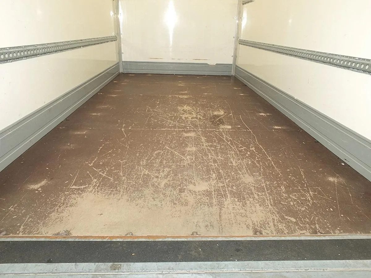 2022 Iveco Daily Luton Box Van - Image 4