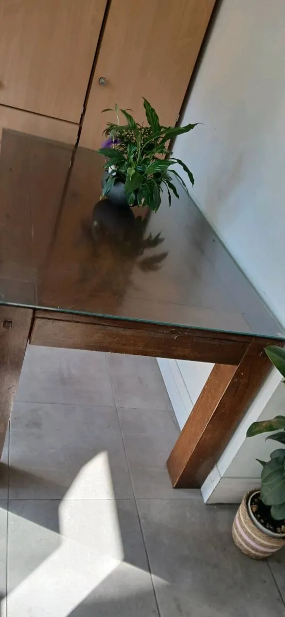 Dining tabel and chairs - Image 1