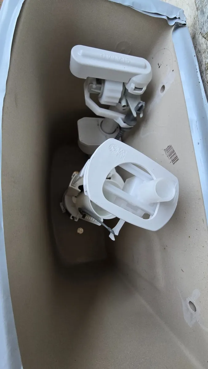 Toilet cistern - Image 2