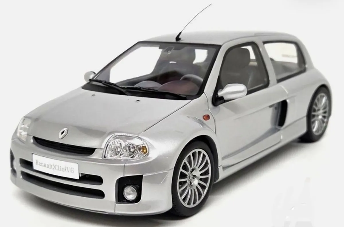 Renault Clio V6 Phase 1 2001 - 1/18 - NEW in BOX - Image 1