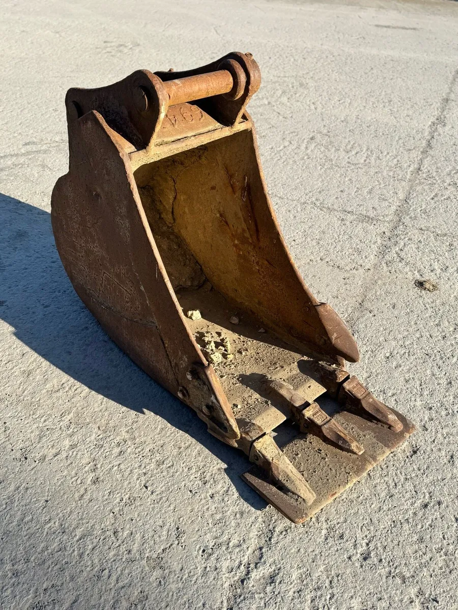 22” Bucket 65mm pins - Image 1