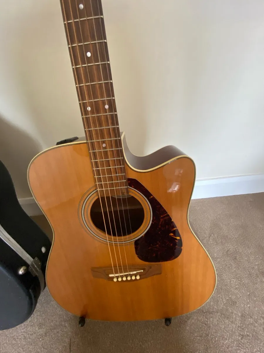 Yamaha Acoustic Guitar & Hardcase - Image 2