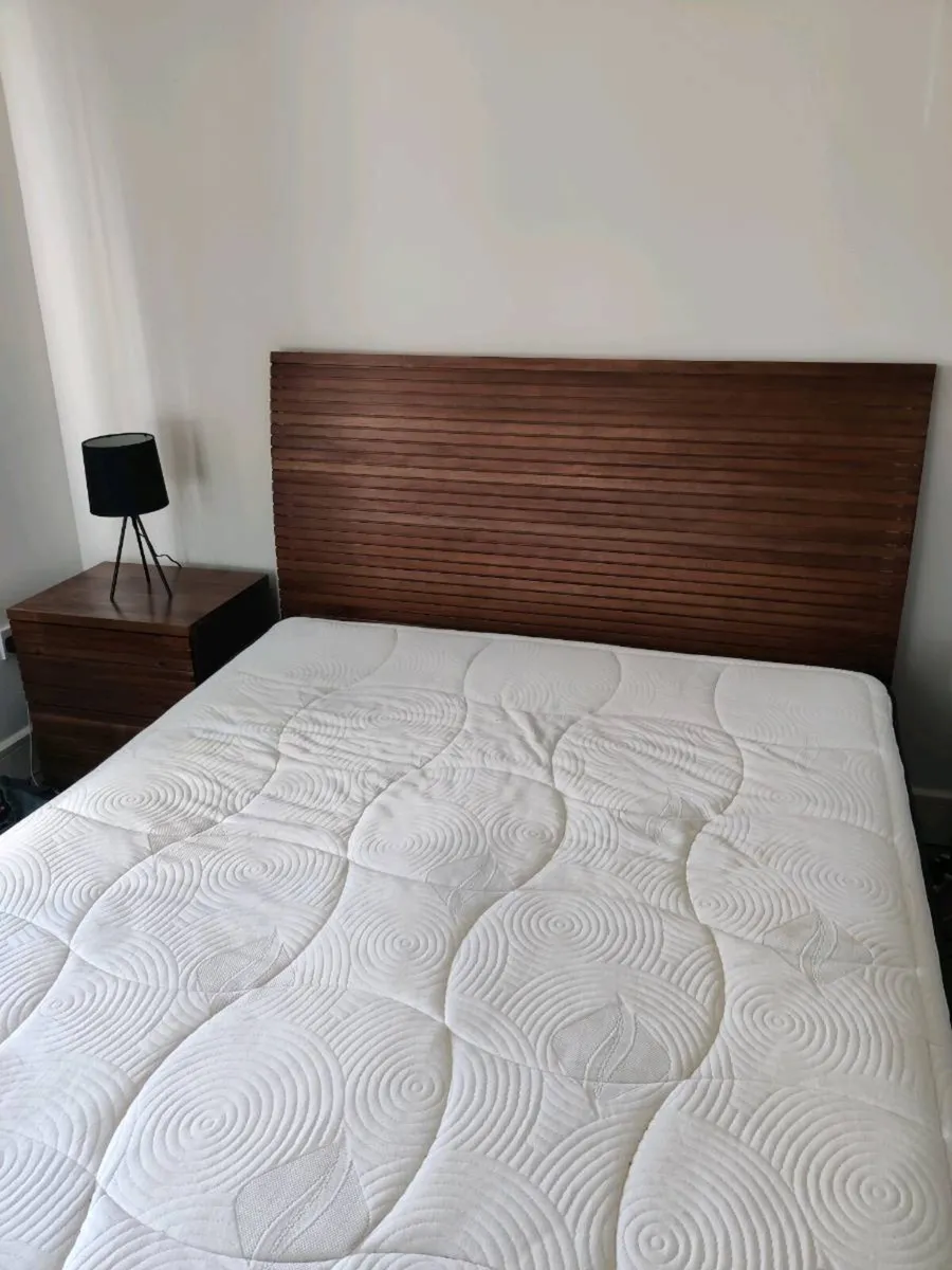 Moorbone queen bed - Image 2