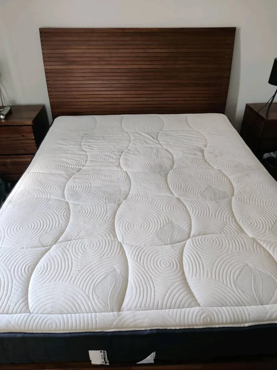 Moorbone queen bed - Image 3