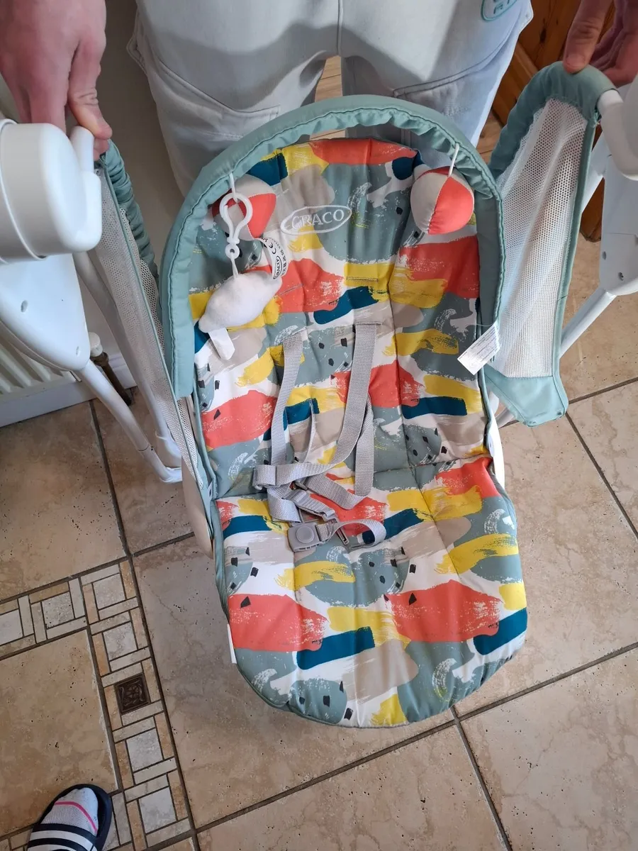 Baby swinging chair - Image 1