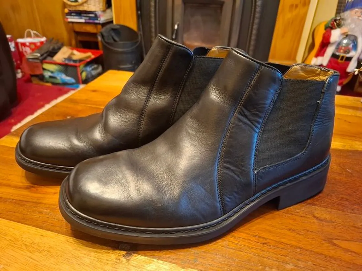 Clarks Chelsea Boots UK 11 Flex 24/7 - Like New! - Image 1
