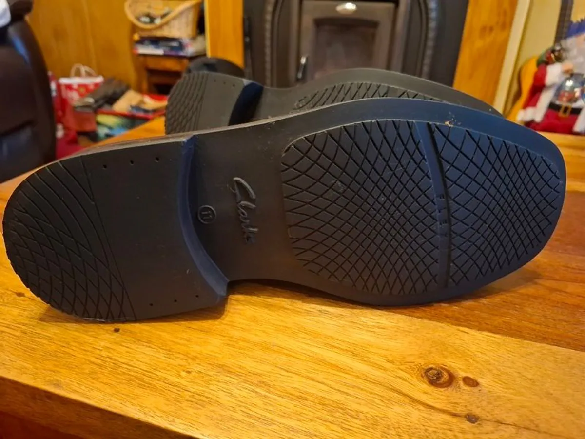 Clarks Chelsea Boots UK 11 Flex 24/7 - Like New! - Image 3