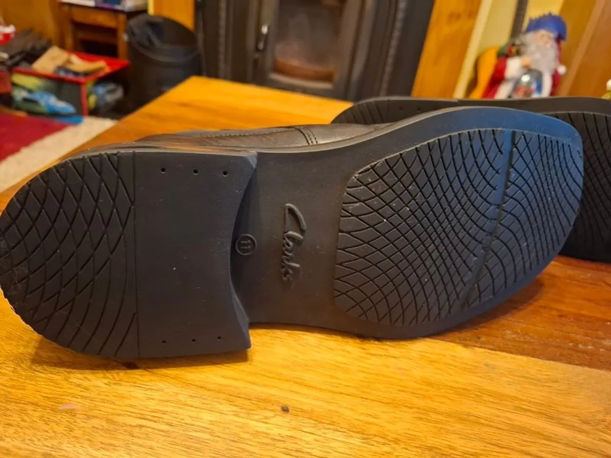 Clarks Chelsea Boots UK 11 Flex 24/7 - Like New! - Image 4