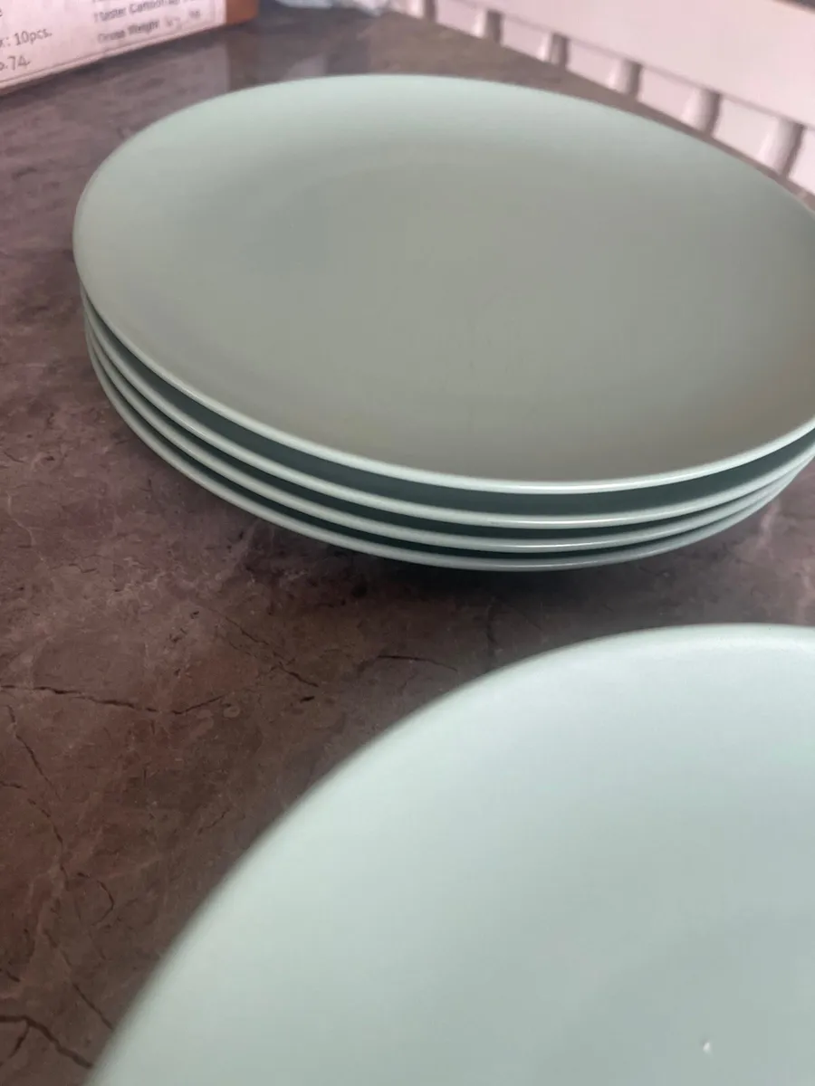 8 large dinner plates - Image 2