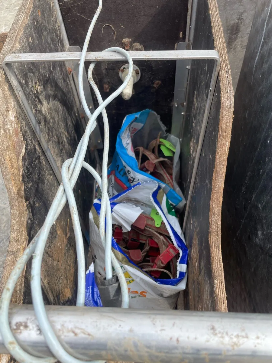 Urban calve feeder - Image 2